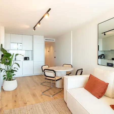 Edition 309 - Luxury Seafront 2br דירה